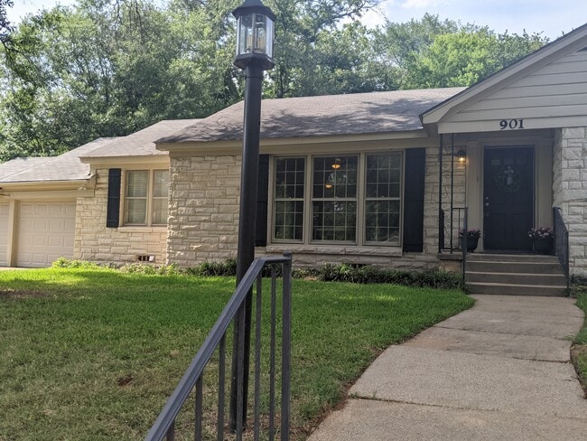 Photo - 901 N Azalea Dr