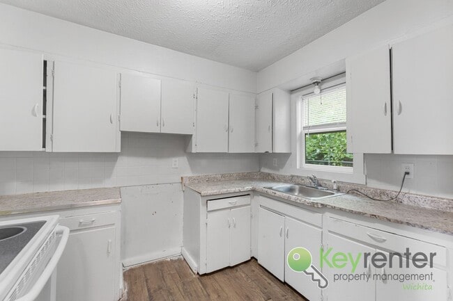 Photo - E Elm St Triplex Unit 2005