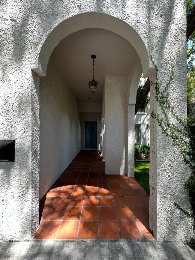 Entrada - 3403 W Granada St