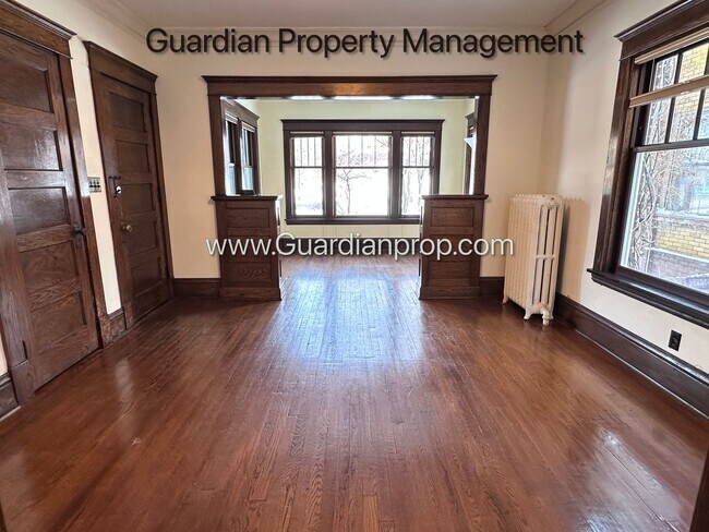 Building Photo - Spacious Condo With Office, Dishwasher, 1 Parking Space, Hardwood Floors, Free Laundry Unit 2