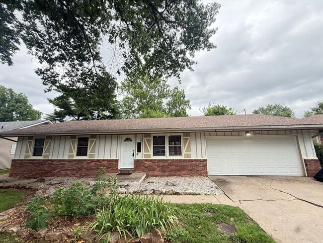 Building Photo - 4 Bed 2 Bath Springfield, MO