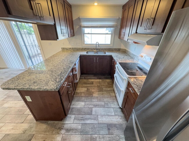 Photo - 2881 E Fairmount Ave