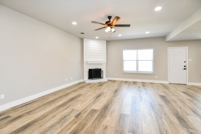 Photo - 1621 Lesli Dr