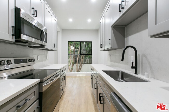 7229 Willoughby Ave Unit 15