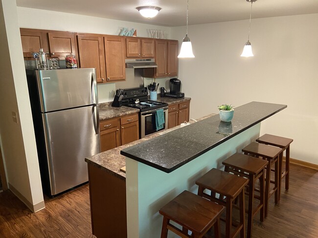 Beautiful Granite Breakfast Bar - Mapleview Apartments