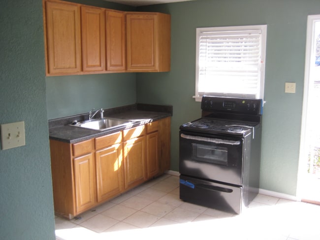 Photo - 1108 W 4th St