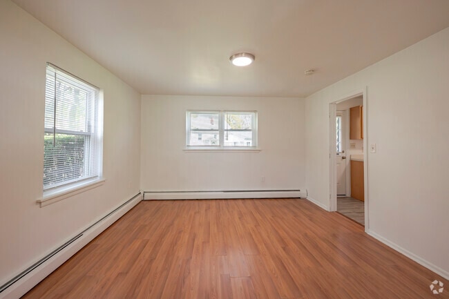 33 Kenneth St - 2 BD 1.5 BA