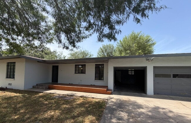 Building Photo - 713 W Vine Ave