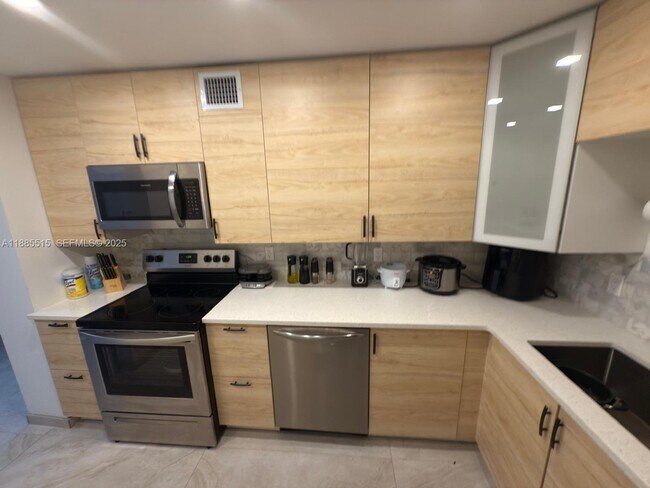 Building Photo - 3113 S Ocean Dr Unit 303