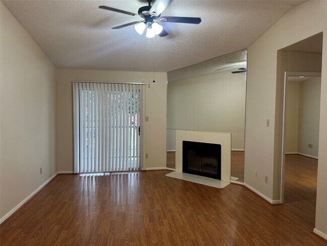 Building Photo - 2121 Hepburn St Unit 104