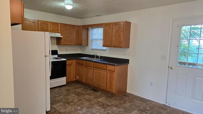 Building Photo - 32 Genesis Dr Rental