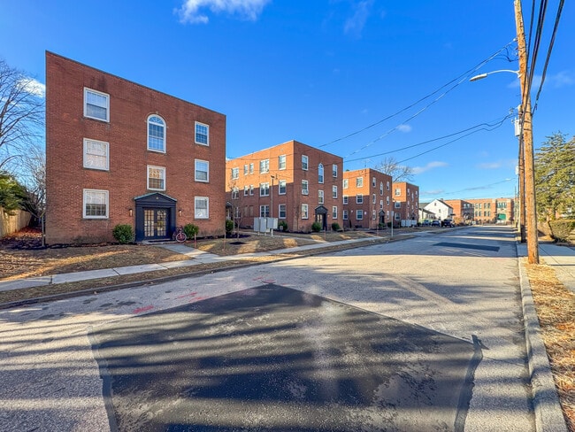 Building Photo - 19 Chapman St