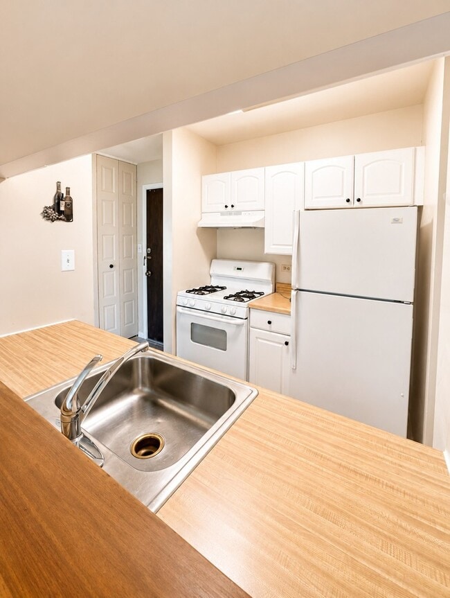 Building Photo - 1 Oak Creek Dr Unit 1302