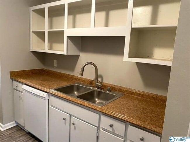 Photo - 2018 Hobbs Rd SE