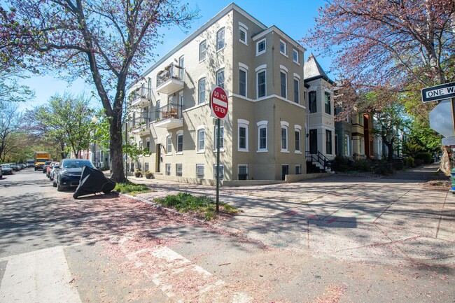 Amazing 2 BR/1.5 BA Condo in H Street Corr... - Amazing 2 BR/1.5 BA Condo in H Street Corr...