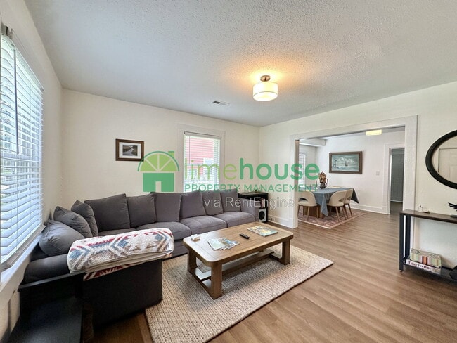 Photo - 2835 Somme Ave
