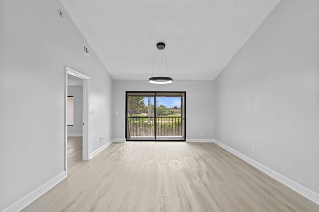 Building Photo - 350 Club Cir Unit 208