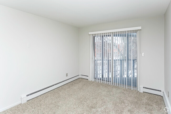 2BR, 1BA - 900 SF
