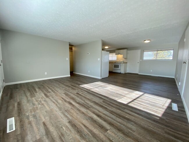 301 Ives Ln