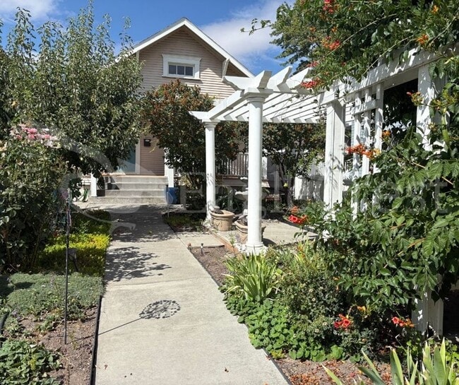 Building Photo - Three Bedroom, Two Bathroom House Near Sha...