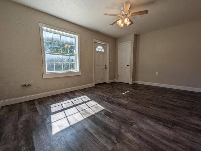 Photo - 702 S Roche St