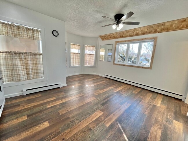 Building Photo - Spacious Studio for rent near Downtown Sioux Falls!