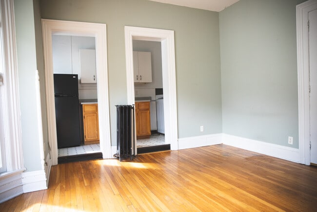 Photo - The Colonial (311-315 Woodward LLC)