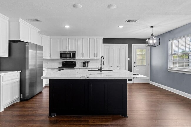 Photo - 685 Winchester Dr