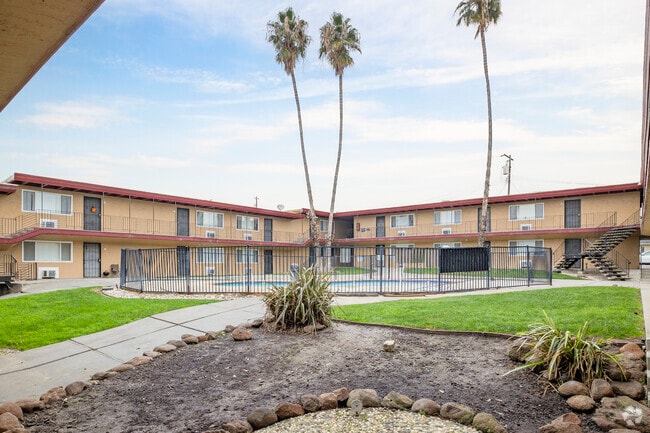 Courtyard - Oakridge Apartments