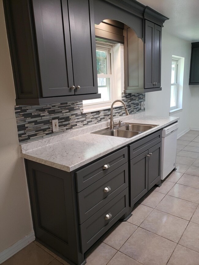 Photo - 1129 E Rutgers Ln