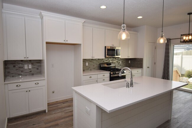 Photo - Gorgeous 5 Bed 3 Bath home in Herriman!!!