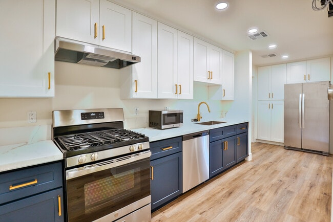 Photo - 1426 W 27th St