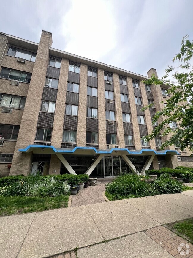 Building Photo - 6250 N Kenmore Ave Rental