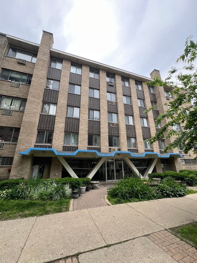 Building Photo - 6250 N Kenmore Ave Rental