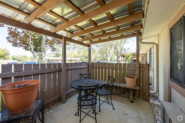 2BR, 2BA - 936SF - Private Fenced Patio