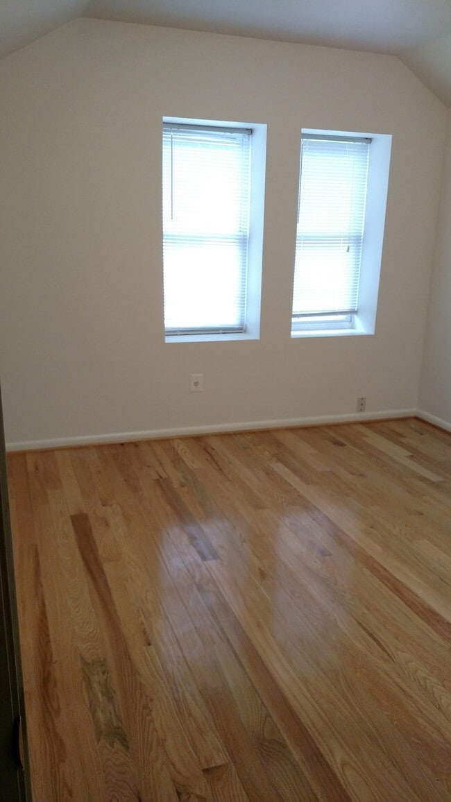 Dormitorio soleado con pisos de madera - 2509 10th St NE Unidad #A