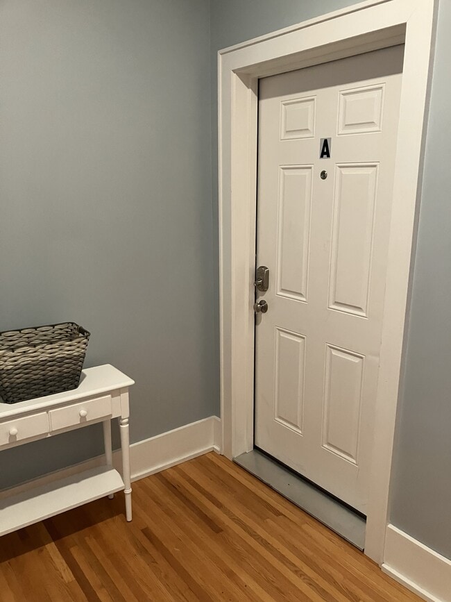 Building Photo - 10 S Lake Ave Unit Apt A