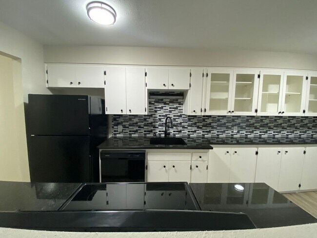 Building Photo - Contemporary 2 Bedroom / 1.5 Bath in Charming Cliff-Cannon Suburb Unit 2