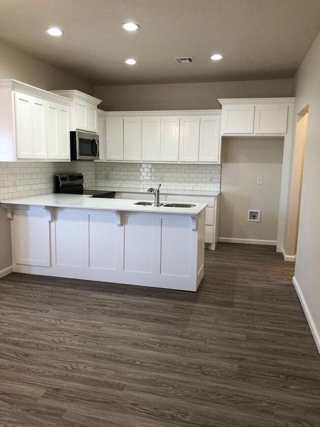 Photo - 3-bedroom, 2.5 bathroom, 2 car garage