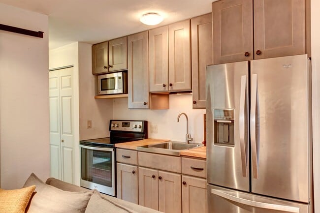 Photo - Downtown Breckenridge One Bedroom! Furnished,  Great natural light! 2parking spots!  Best Location