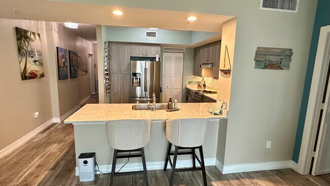 Building Photo - 3000 Oasis Grand Blvd Unit 902