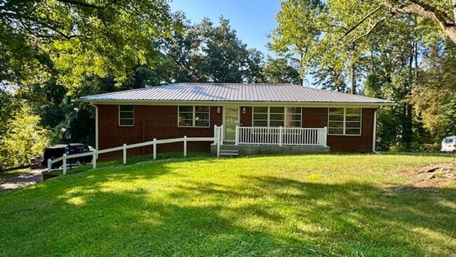 Building Photo - Knoxville 37914 - Updated 3 bedroom, 2 bat...