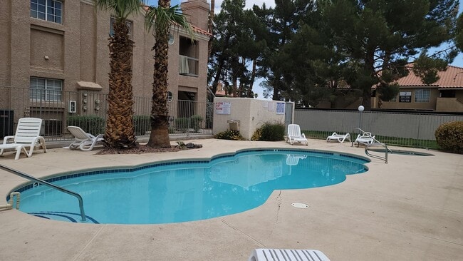 Building Photo - Gorgeous Fully Remodeled Condo