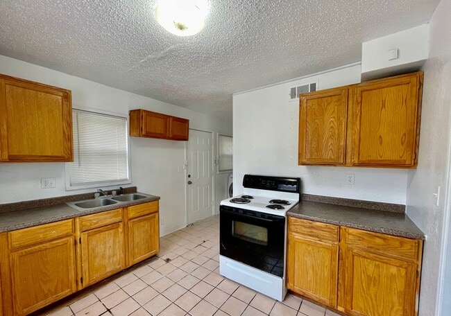 Photo - 9534 Charlotte St