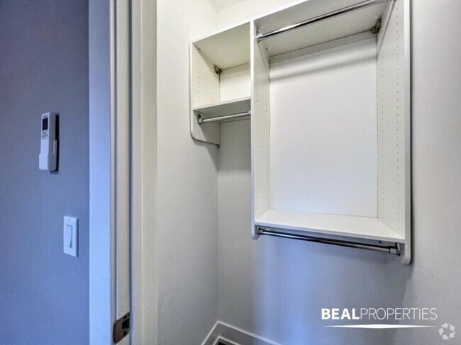 Building Photo - 2 bedroom in CHICAGO IL 60613 Unit N1 Rental
