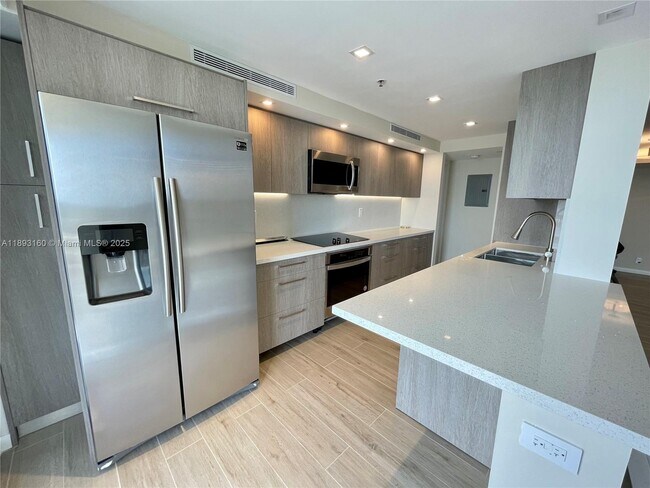 Photo - 290 174th St St Unidad 2108