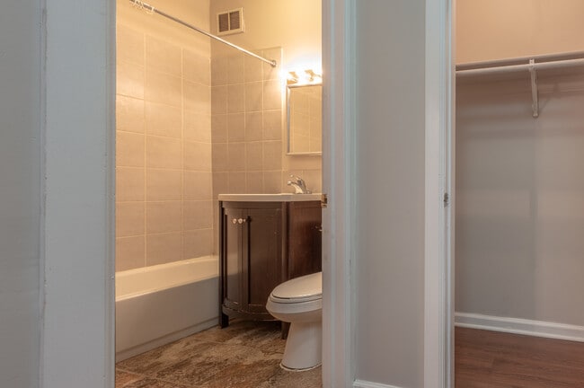 Photo - 5511 N Kenmore Ave