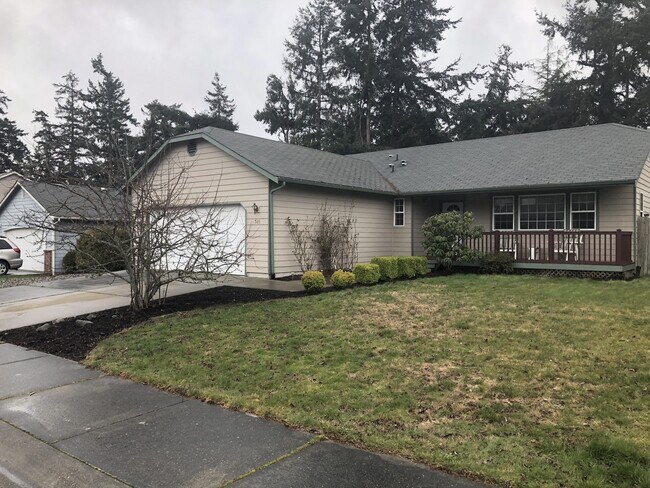 Building Photo - Spacious 3 bed in desirable neighborhood
