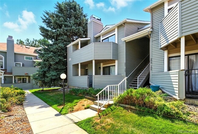 Building Photo - 922 S Walden St Unit 205 Rental
