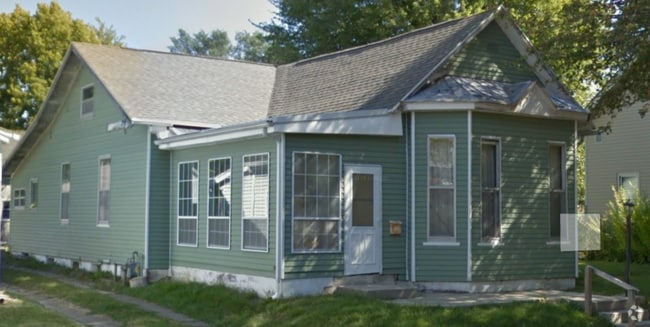 Building Photo - 4 Bedroom House